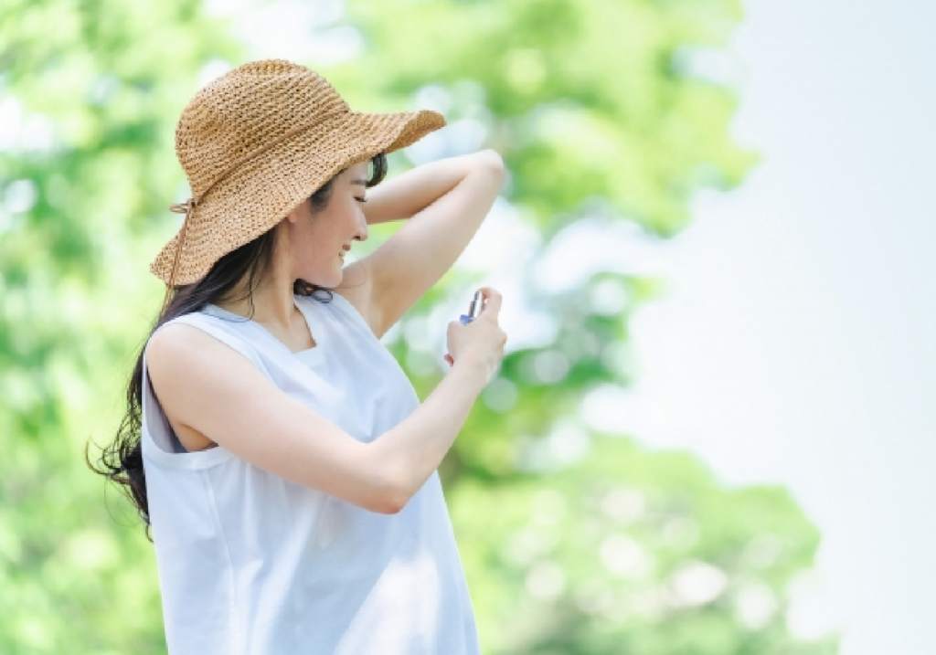 フレシアを吹きかける女性